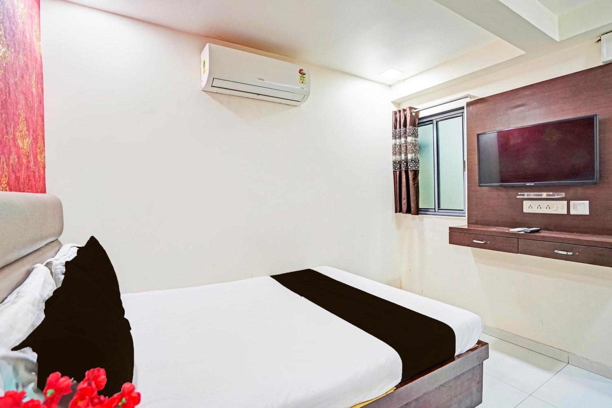 Hotel O S. G. Highway Formerly I Land Park Ahmedabad Bagian luar foto