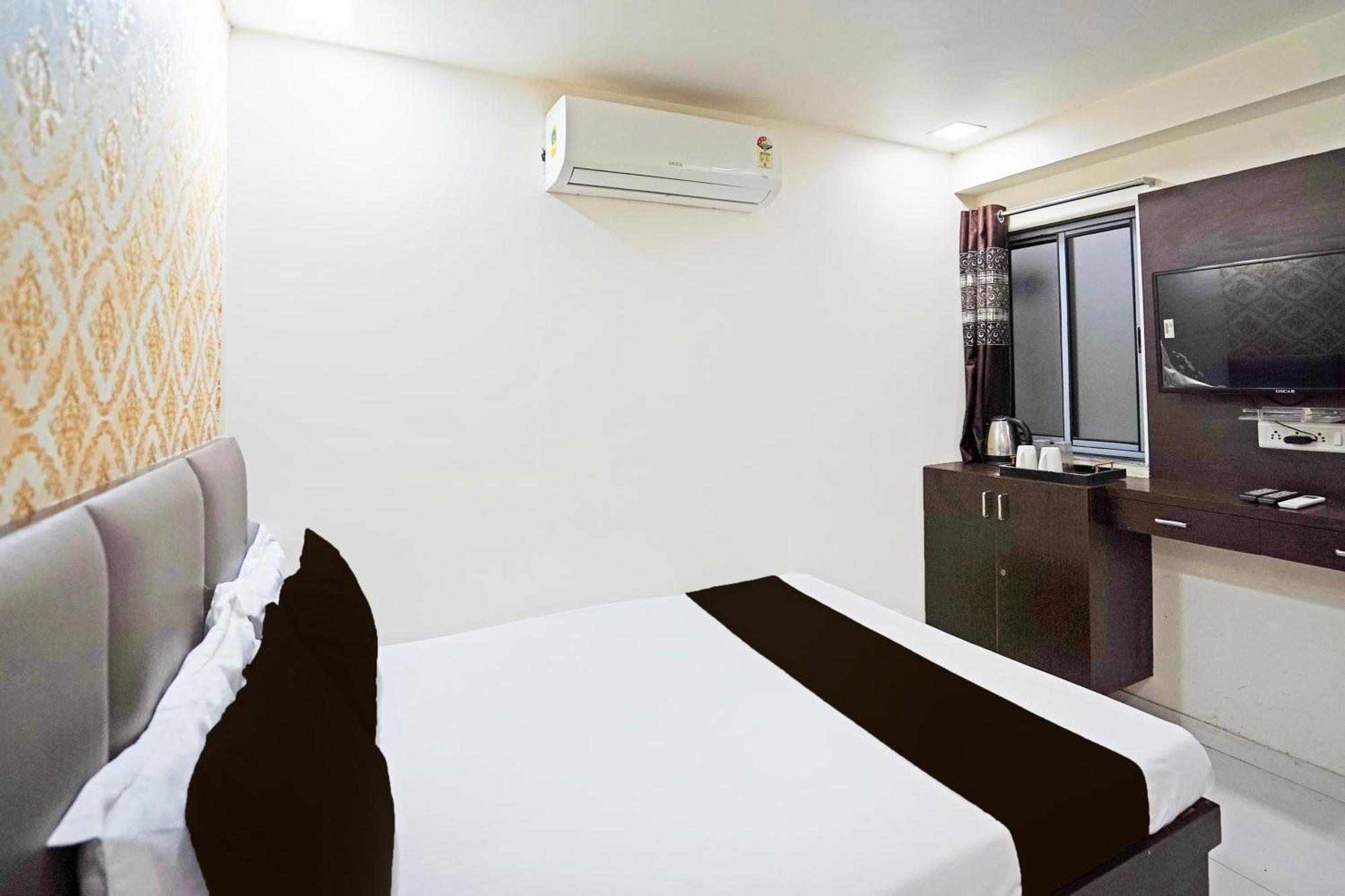 Hotel O S. G. Highway Formerly I Land Park Ahmedabad Bagian luar foto