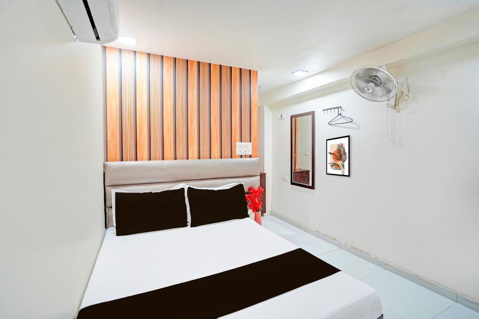 Hotel O S. G. Highway Formerly I Land Park Ahmedabad Bagian luar foto